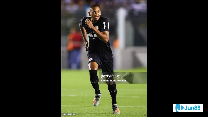 Cầu thủ Bragantino vượt qua hậu vệ Santos với tốc độ và kỹ thuật điêu luyện. Cầu thủ Bragantino vượt qua hậu vệ Santos với tốc độ và kỹ thuật điêu luyện.