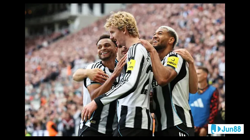 Cầu thủ Newcastle với sự kiên trì tấn công trước hàng phòng ngự của Bradford City