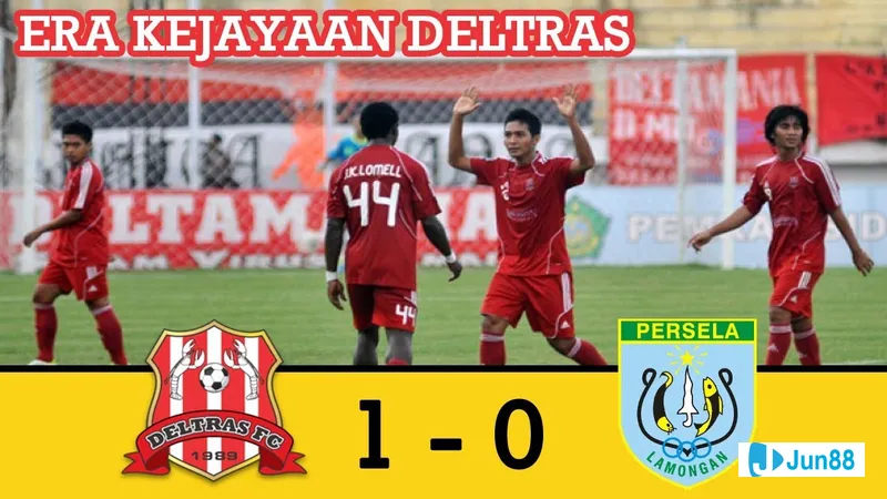 Các cầu thủ Persela Lamongan và Deltras Sidoarjo đang tranh giành quả bóng trên sân cỏ