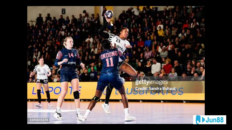 Cầu thủ của Brest dứt điểm trước khi bị cản phá bởi hậu vệ của Nantes