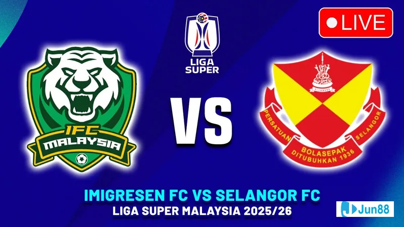 Cầu thủ của Imigresen và Selangor đang tranh chấp bóng trên sân cỏ Cầu thủ của Imigresen và Selangor đang tranh chấp bóng trên sân cỏ