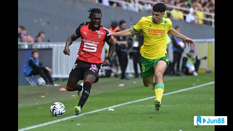 Cầu thủ của Le Havre đang đối mặt với cầu thủ của Rennes trong một pha tranh chấp gay cấn trên sân cỏ Cầu thủ của Le Havre đang đối mặt với cầu thủ của Rennes trong một pha tranh chấp gay cấn…