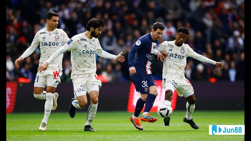 Cầu thủ của PSG với cú sút mạnh mẽ vào khung thành Lille