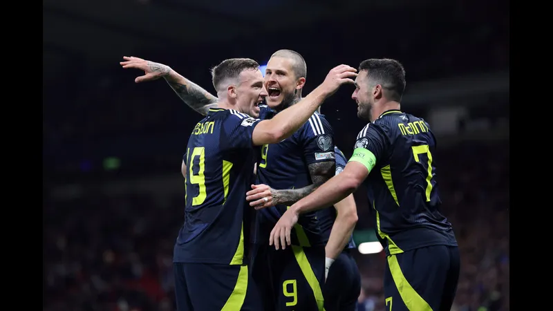Cầu thủ Scotland đi bóng qua cầu thủ Belarus trong trận đấu bóng đá Cầu thủ Scotland đi bóng qua cầu thủ Belarus trong trận đấu bóng đá