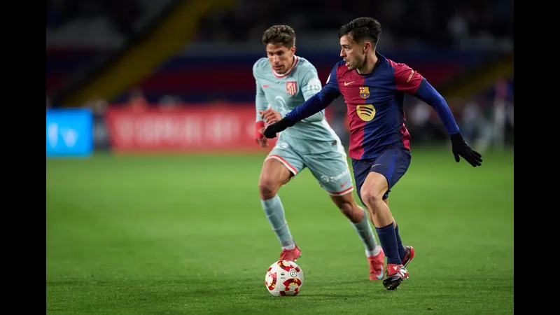 Cầu thủ Barca vượt qua cầu thủ của Atletico Madrid trong trận đấu quyết liệt