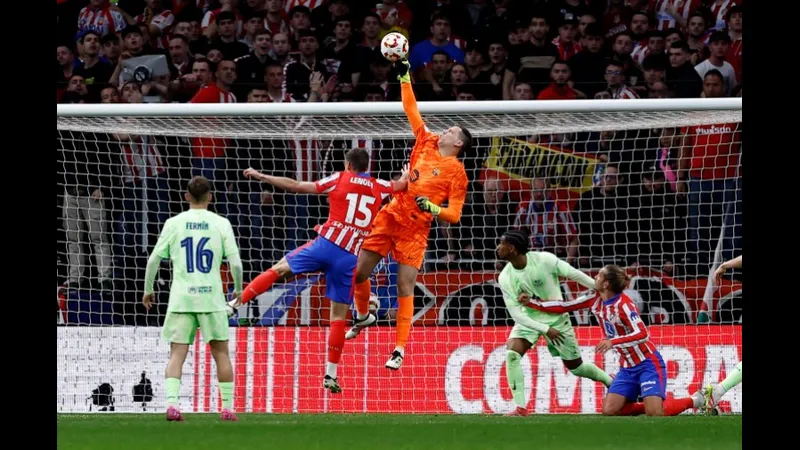 Cầu thủ Barca băng qua hàng phòng ngự của Atletico Madrid với tốc độ và kỹ thuật điêu…