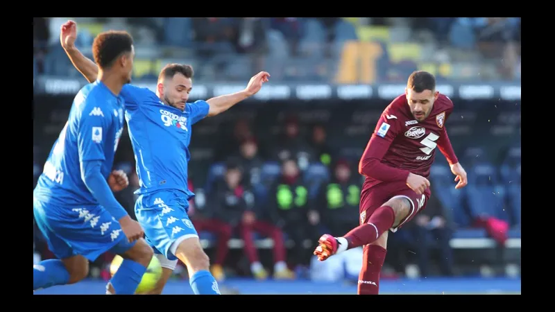 Cầu thủ Torino đối mặt với hàng phòng ngự của Lecce trong trận đấu bóng đá