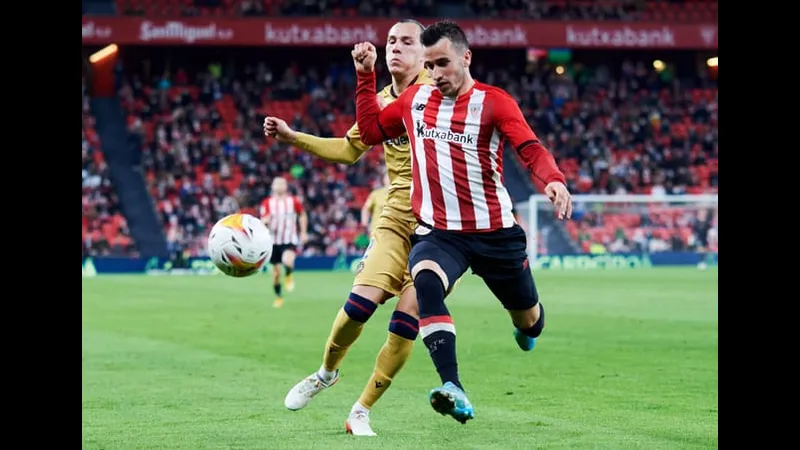 Cầu thủ của Levante diễn kỹ thuật qua cầu thủ của Athletic Bilbao trong trận đấu