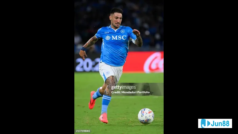 Cầu thủ Napoli vượt qua phòng ngự Como với tốc độ và kỹ thuật cá nhân xuất sắc.