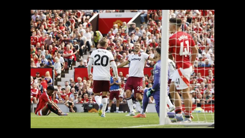 Cầu thủ của MU đang nỗ lực cản phá cú sút từ xa của cầu thủ West Ham