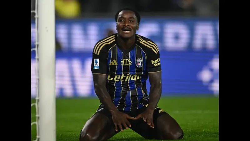 Cầu thủ của Pisa tấn công mạnh mẽ trước hàng phòng ngự của Parma