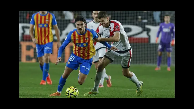 Cầu thủ của Real Avila chống chọi với cầu thủ của Rayo Vallecano trong trận đấu đầy cảm xúc Cầu thủ của Real Avila chống chọi với cầu thủ của Rayo Vallecano trong trận đấu đầy cảm…