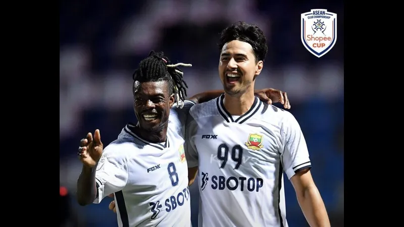 Cầu thủ Shan Utd cố gắng ngăn chặn đối thủ Johor DT tấn công Cầu thủ Shan Utd cố gắng ngăn chặn đối thủ Johor DT tấn công