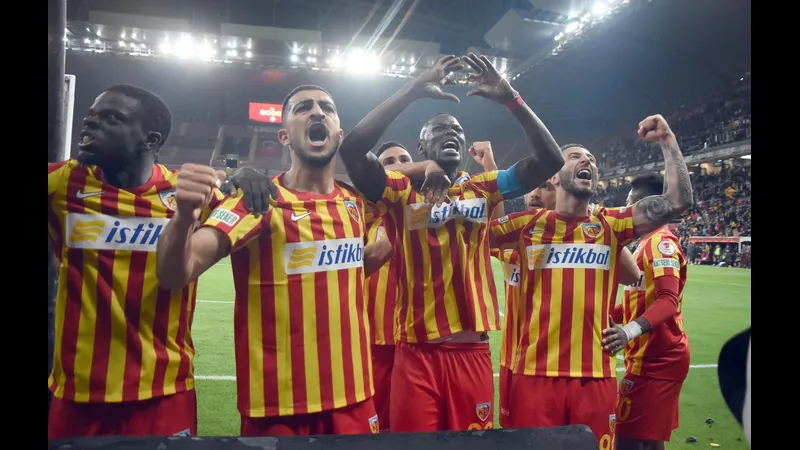 Cầu thủ Kayserispor và Fatih Karagumruk tranh chấp quả bóng Cầu thủ Kayserispor và Fatih Karagumruk tranh chấp quả bóng