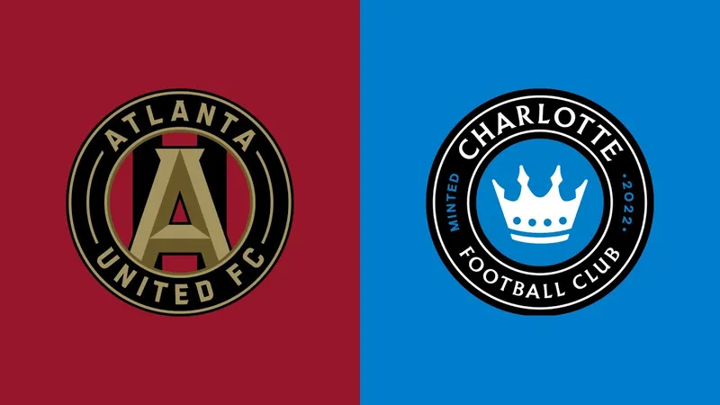 Cầu thủ Charlotte và Atlanta United đua nhau tranh bóng